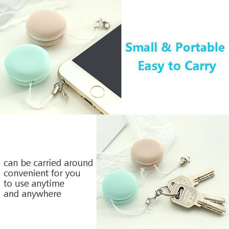 Arenzza 3C mobile phone screen wipe showing a soft cloth cleaning a smartphone screen for clarity and dust removal.