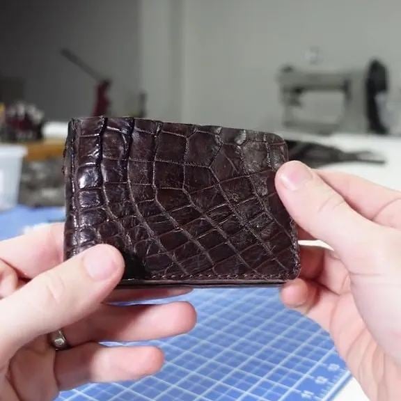 A handmade Arenzza genuine alligator pattern Mississippiensis wallet bag with detailed textured leather and classic design.
