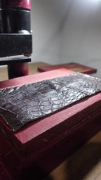 A handmade genuine alligator pattern Mississippiensis wallet bag by Arenzza, featuring textured alligator skin and sleek design.