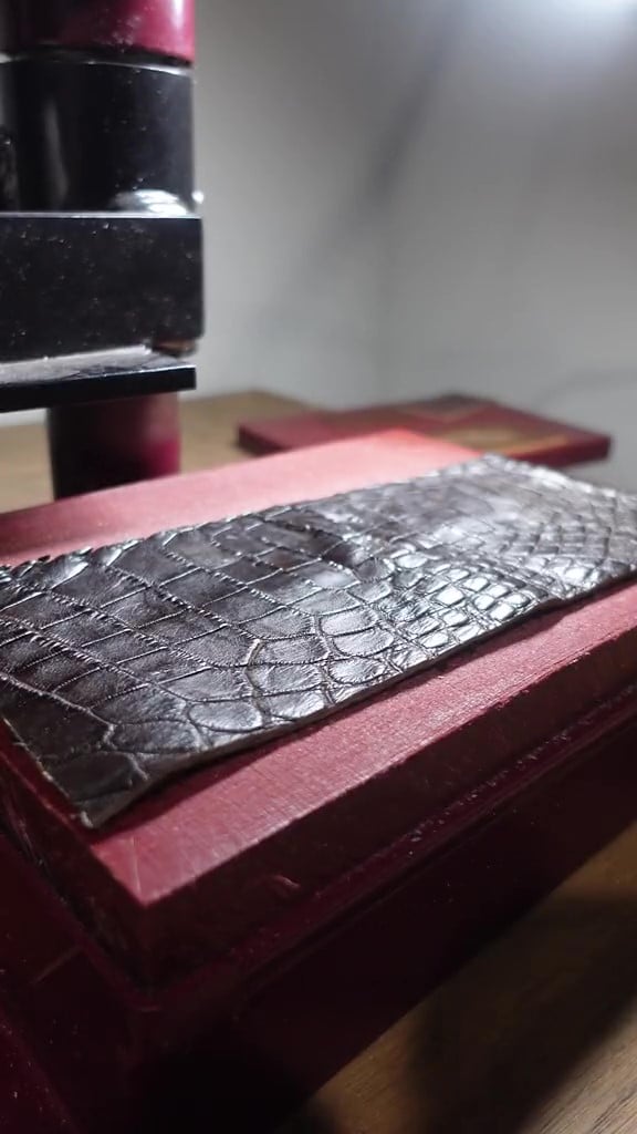 A handmade genuine alligator pattern Mississippiensis wallet bag by Arenzza, featuring textured alligator skin and sleek design.