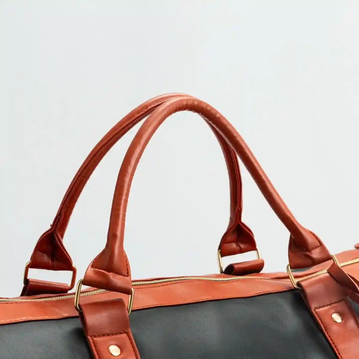 Arenzza EasyCarry™ ultra-capacious wrinkle-free travel bag with multiple compartments and sturdy handles, designed for organized packing.