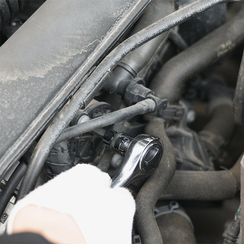 Arenzza CR-V steel socket set for mechanics, car accessories with various socket sizes arranged on a tool tray.