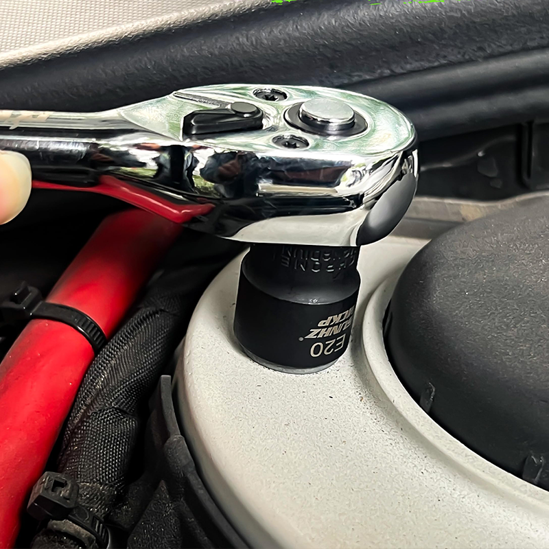 Arenzza CR-V steel socket set for mechanics, featuring various socket sizes arranged on a mechanic's workbench for car repairs.