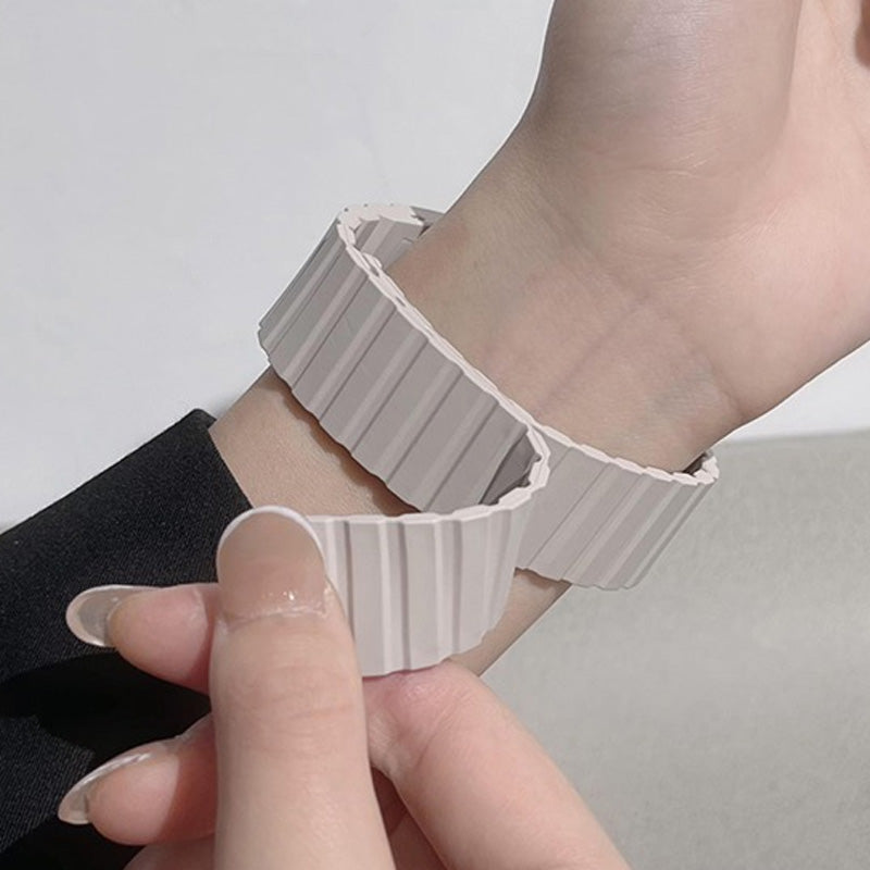 Aarenzza magnetic silicone band for Apple Watch with secure closure, shown in a close-up of the black strap on a white background.