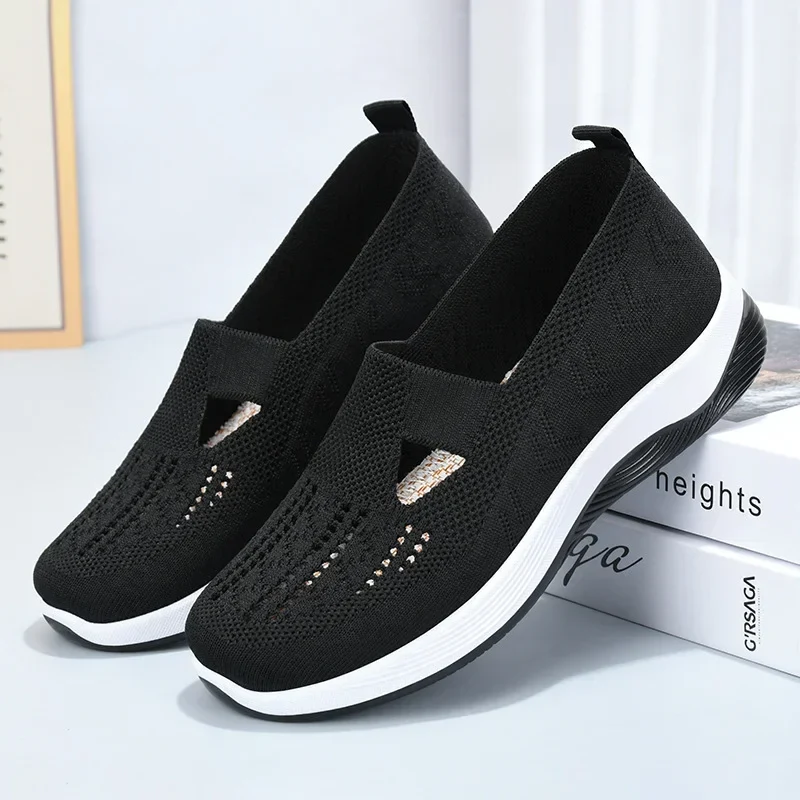 A pair of Arenzza women's orthopedic walking shoes, breathable and non-slip, designed for comfort for middle-aged and elderly women.