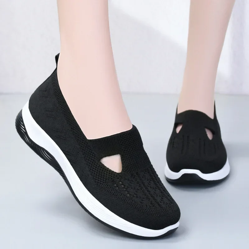 Comfortable Arenzza women's orthopedic walking shoes with breathable fabric and non-slip sole for middle-aged and elderly women.