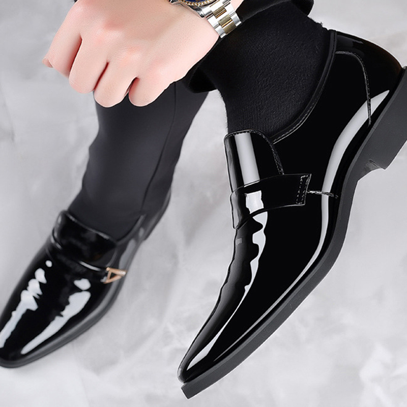 A pair of men's classic black business dress shoes by Arenzza, polished leather with sleek design and lace-up closure.