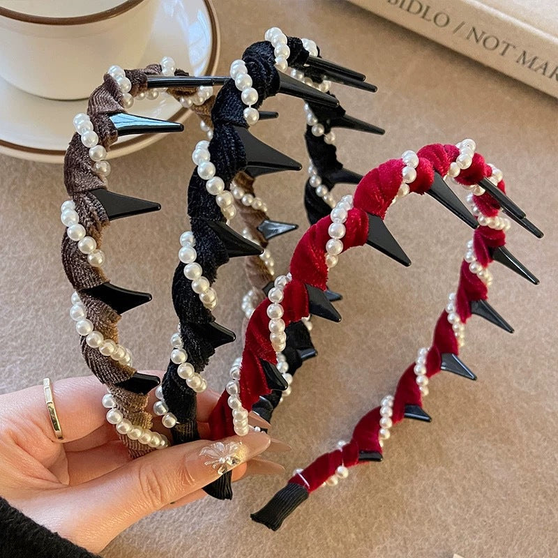 Vintage Arenzza high cranium artificial pearl hairband with elegant design, featuring clustered pearls on a stylish head accessory.