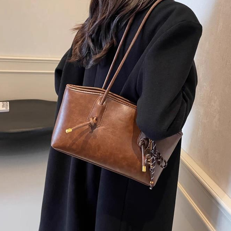 Aarenza women's vintage PU leather shoulder bag with adjustable strap and classic design, perfect for stylish accessories.
