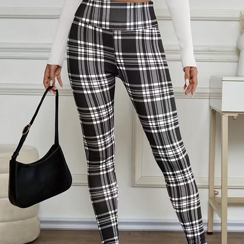 A woman wearing high-elasticity slim fit warm plaid leggings by Arenzza, showcasing their snug fit and stylish pattern.