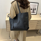 Aarenza women's retro large capacity shoulder bag with multifunctional design and spacious interior, made of stylish clothing and accessories.