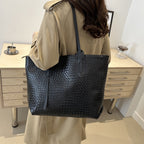 Aarenza women's retro multifunctional large capacity shoulder bag in stylish design, featuring multiple compartments and adjustable straps.