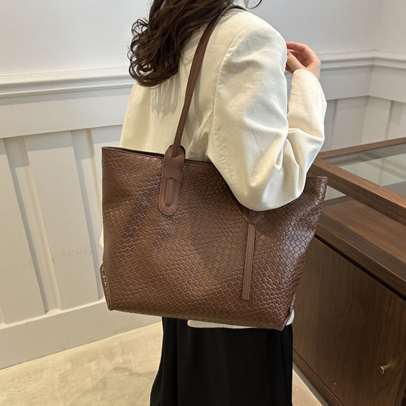 Aarenza women's retro multifunctional shoulder bag with large capacity, featuring stylish design and multiple compartments.