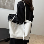 A women's retro multifunctional large capacity shoulder bag by Arenzza, featuring spacious compartments and stylish design.
