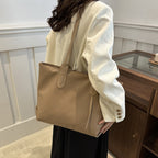 A women's retro multifunctional large capacity shoulder bag by Arenzza, featuring spacious design and stylish retro details.