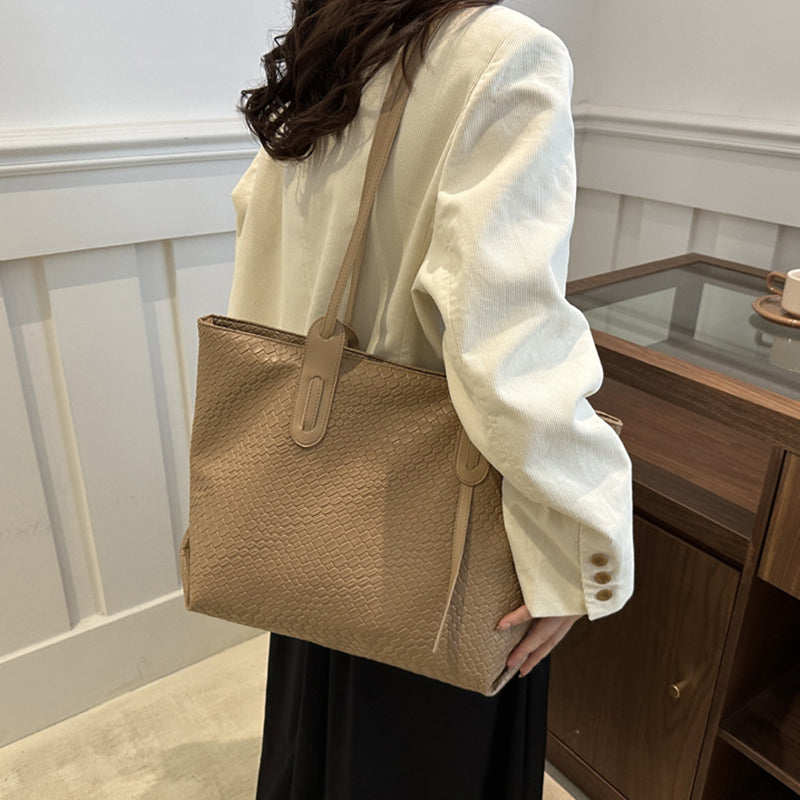 A women's retro multifunctional large capacity shoulder bag by Arenzza, featuring spacious design and stylish retro details.