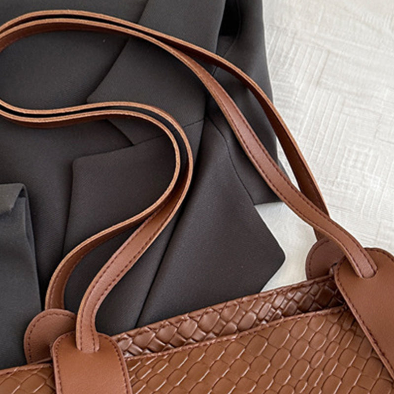Arenzza women's retro multifunctional shoulder bag with large capacity, featuring multiple compartments and vintage design elements.