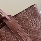 A women's retro multifunctional large capacity shoulder bag by Arenzza with multiple compartments and stylish design.