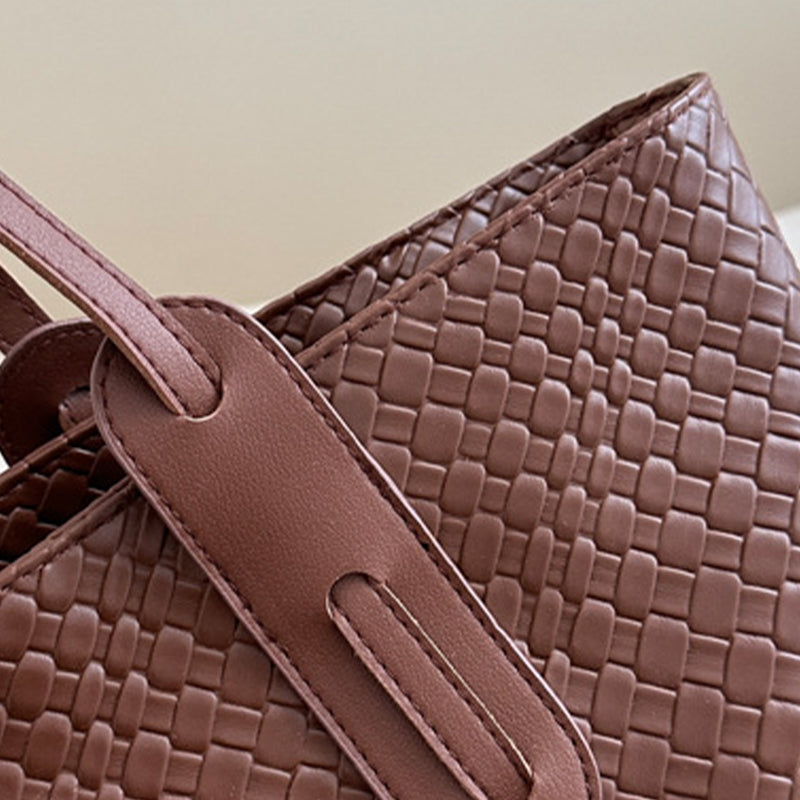 A women's retro multifunctional large capacity shoulder bag by Arenzza with multiple compartments and stylish design.