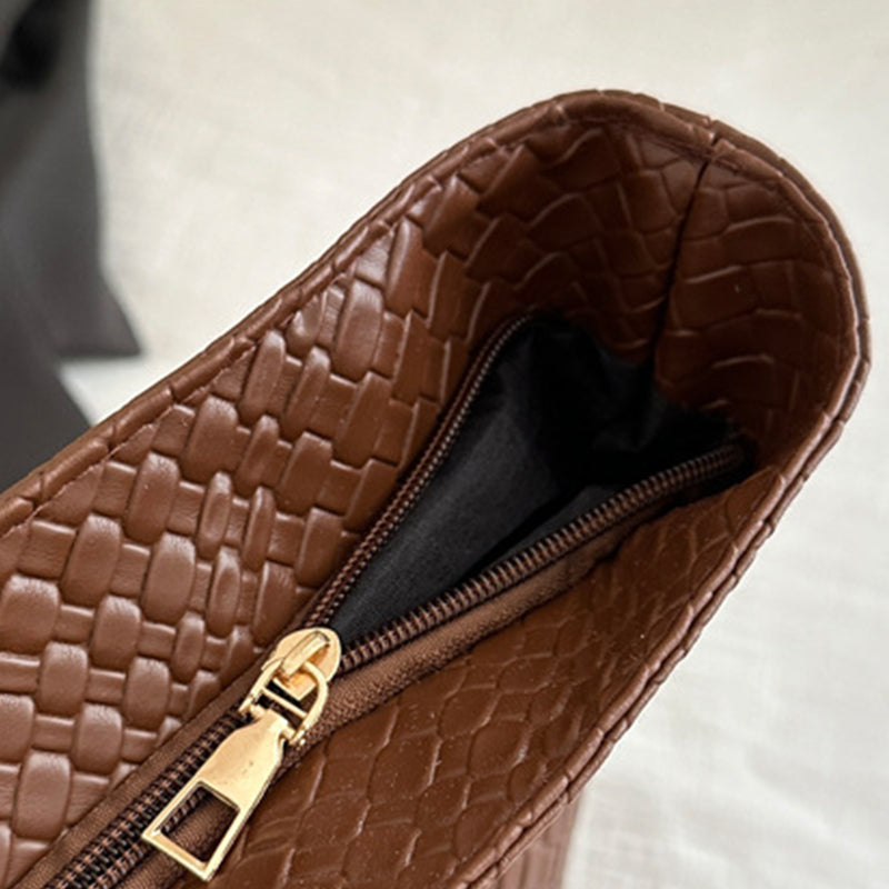 Women's retro multifunctional large capacity shoulder bag by Arenzza, showing its spacious design and vintage style details.