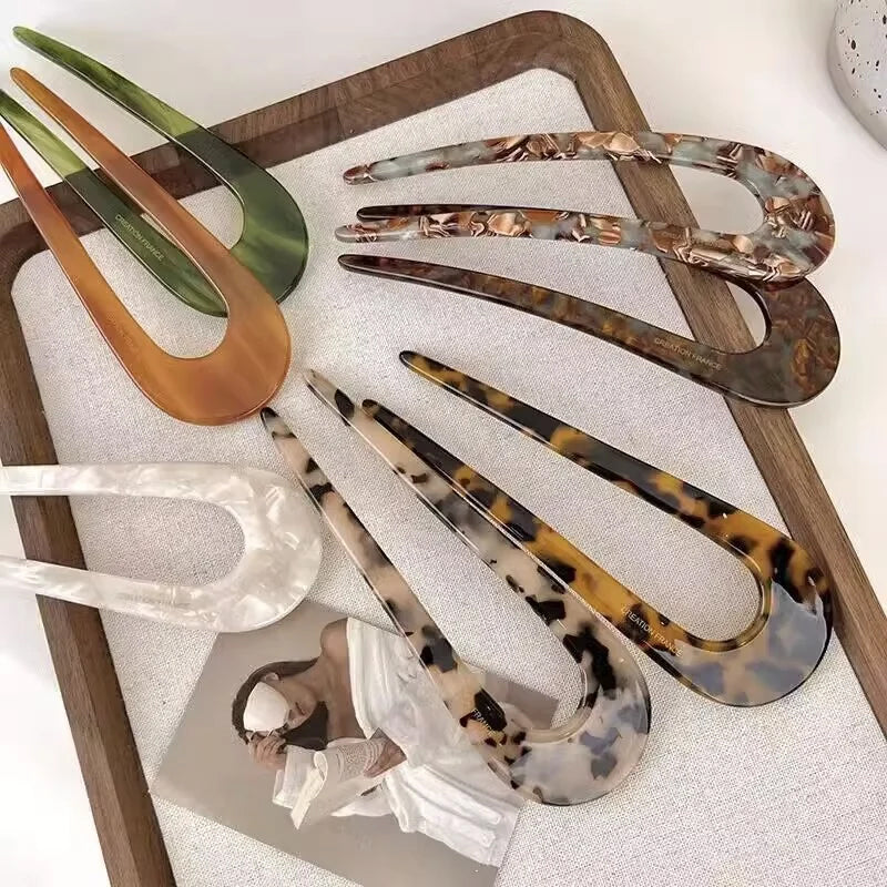 A pair of U-shaped Arenzza women’s hairpins and hair clips with a sleek, minimal design for hair styling and accessories.