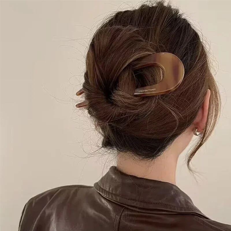 A pair of U-shaped women hairpins from Arenzza with sleek, metallic hair clips for stylish hair styling.
