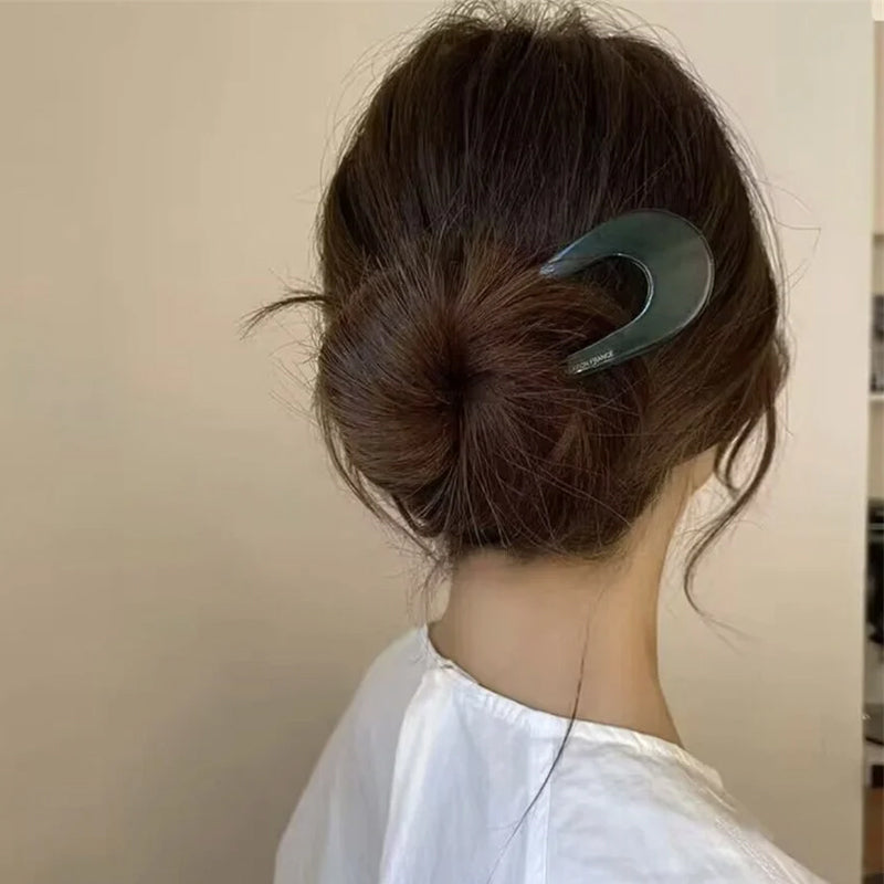A woman’s U-shape Arenzza hairpins clipped into her hair, showcasing stylish hair accessories for women.
