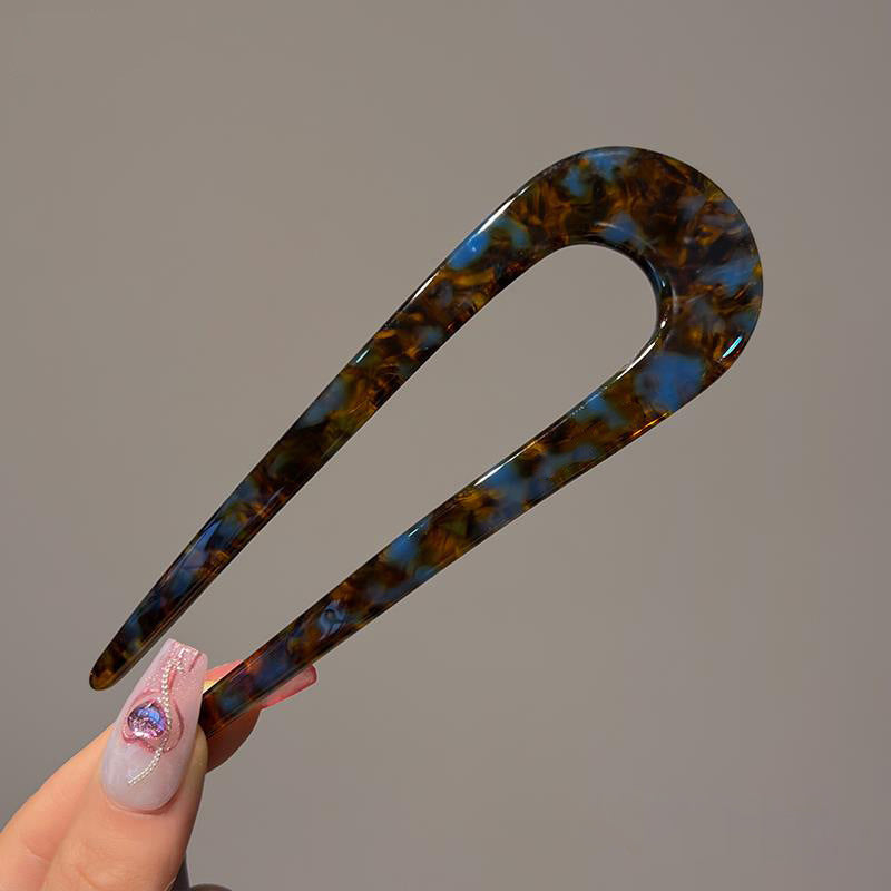 A pair of U-shaped women hairpins from Arenzza, used as hair accessories for secure and stylish hair styling.
