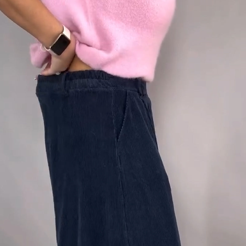 Aarenza Comfort Chic knit top and loose wide-leg pants set, stylish and cozy clothing ensemble, shown on a model.
