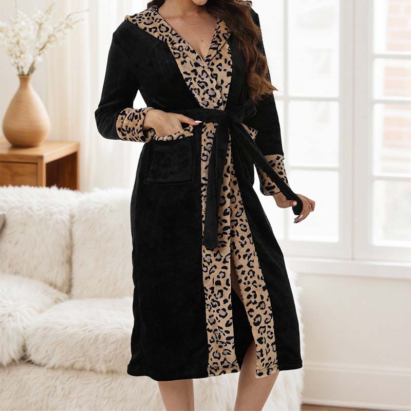 Women’s cozy hooded leopard print bathrobe by Arenzza, featuring soft fabric and stylish animal print design.