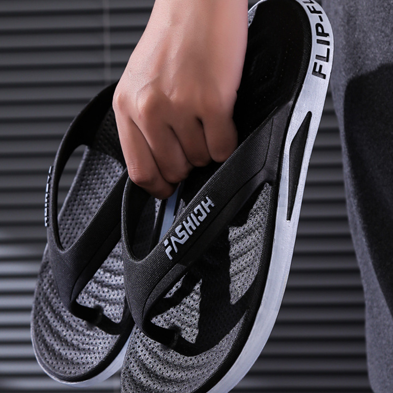 A pair of Arenzza men's sporty flip flops with ultra-soft soles, suitable for beach, gym, and daily wear.