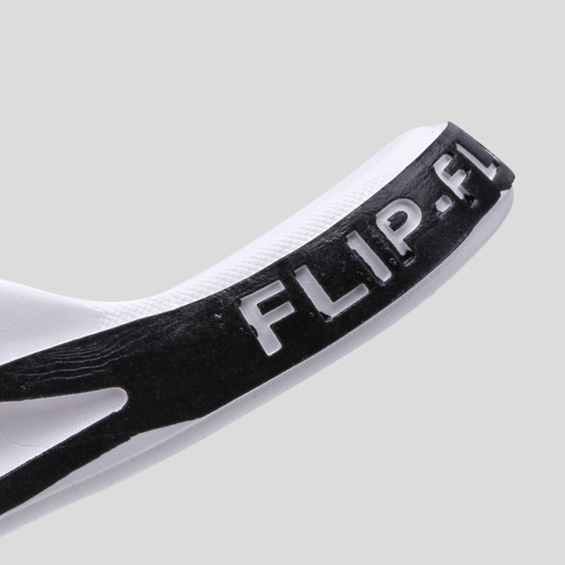 A pair of Arenzza men's sporty flip flops with ultra-soft soles, ideal for beach, gym, and daily wear.
