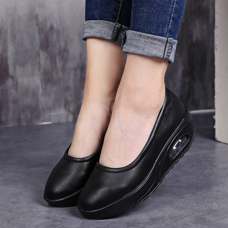 A pair of women's Arenzza breathable nursing shoes with soft fabric and supportive soles, designed for comfort and ease of wear.