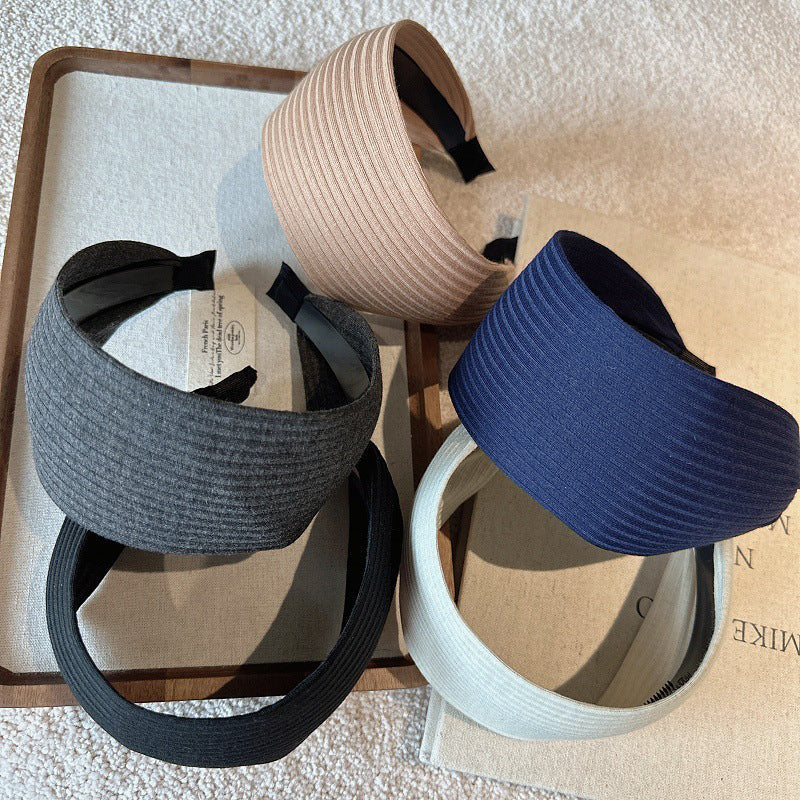 A stylish women's wide-brimmed headband by Arenzza, featuring a versatile design perfect for fashion and cosmetics accessories.