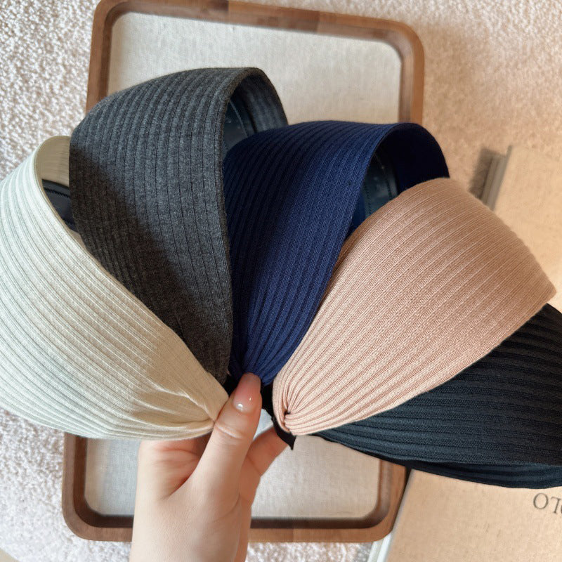A stylish women’s wide-brimmed headband from Arenzza, versatile fashion accessory with a fashionable design.