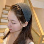 A stylish women's wide-brimmed headband by Arenzza, featuring a versatile design suitable for fashion and cosmetics use.