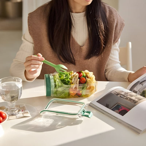 Arenzza SmartMix™ fresh vegetable keeper with crisp greens inside, maintaining freshness and moisture all day.