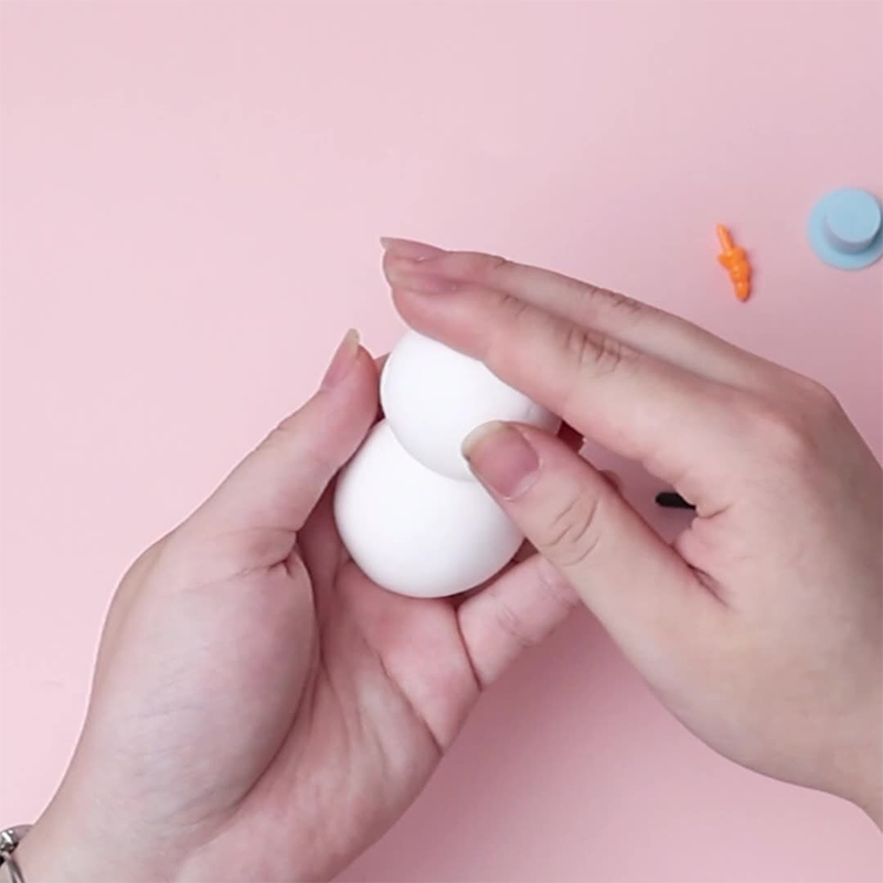 A DIY Christmas snowman craft set for kids, including snowman accessories and decorations, perfect for holiday holiday fun.