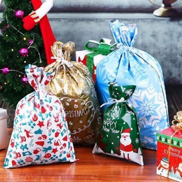 Arenzza Christmas gift bag with drawstring, festive holiday design, suitable for Christmas gifts and celebrations.