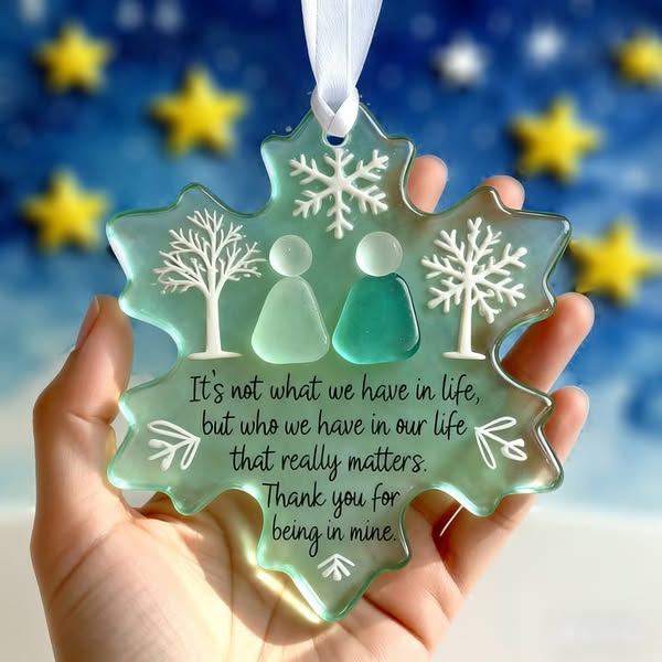 Handcrafted snowflake-shaped sea glass friendship decor by Arenzza, perfect for Halloween and Christmas celebrations.