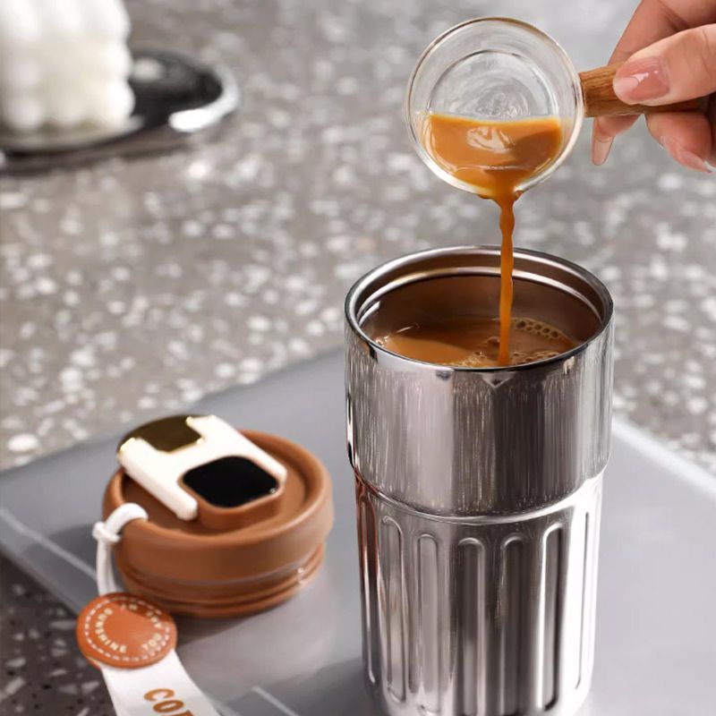 Arenzza Christmas and Halloween-themed coffee cup with temperature display, festive holiday design, and holiday-themed graphics.