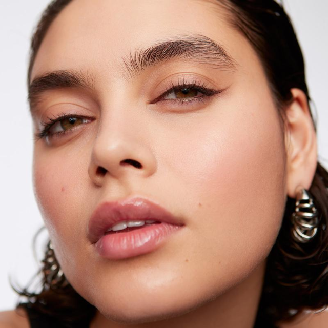 Arenzza waterproof long-lasting eyeliner pencil in black, shown with the pencil tip and sleek packaging on a white background.