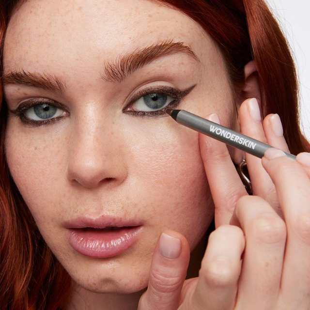 Arenzza waterproof long-lasting eyeliner pencil in black with purple packaging, showing the product tip and brand logo.