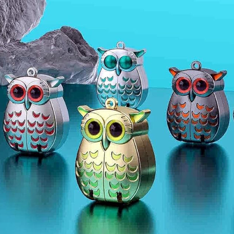 A mini foldable stainless steel owl-shaped nail clipper by Arenzza, compact and portable for grooming and beauty use.
