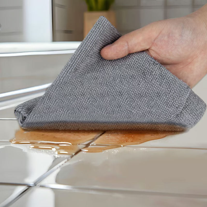 Arenzza reusable tear-away cleaning towel roll for household cleaning, showing soft, absorbent microfiber towels ready for use.