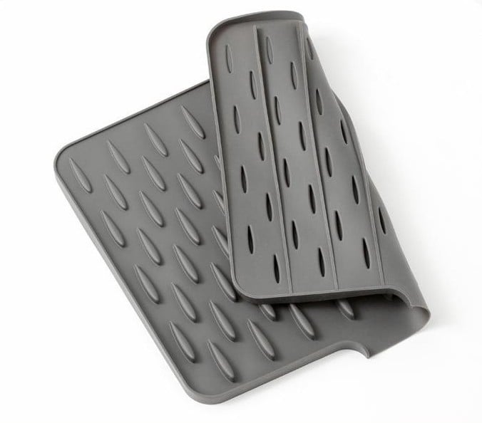 Arenzza no-spill silicone worktop saver, heat-resistant and non-slip kitchen mat for drip-free drying and food prep.