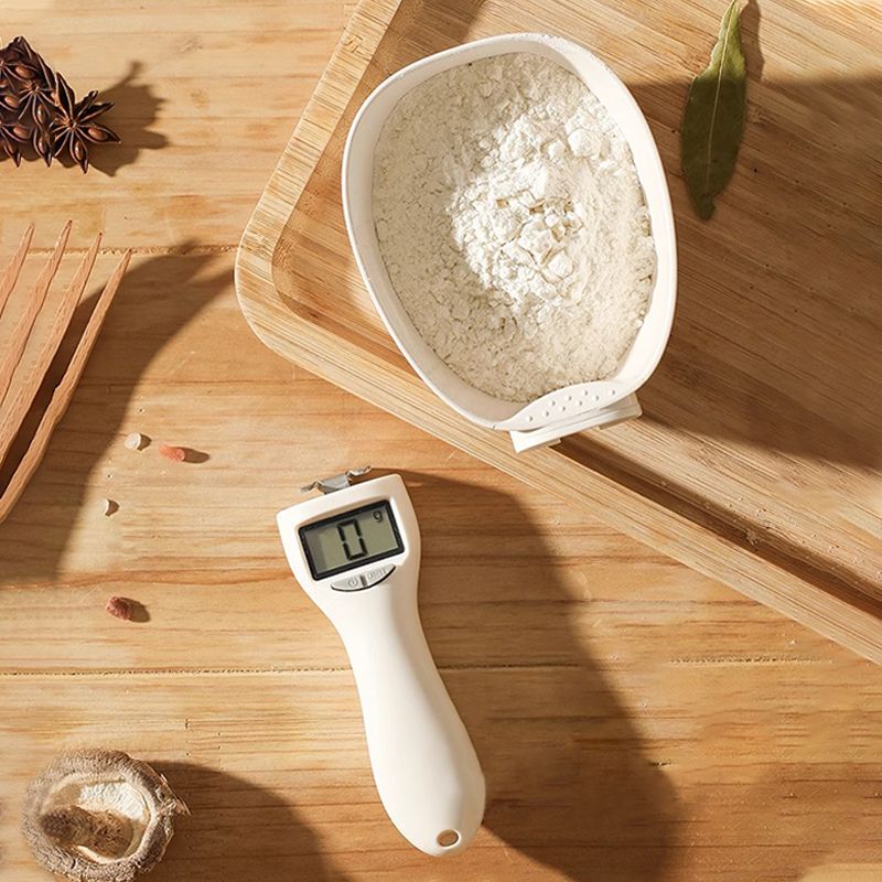 Arenzza electronic digital food spoon showing a digital display, designed for precise food measurement in kitchen and houseware use.