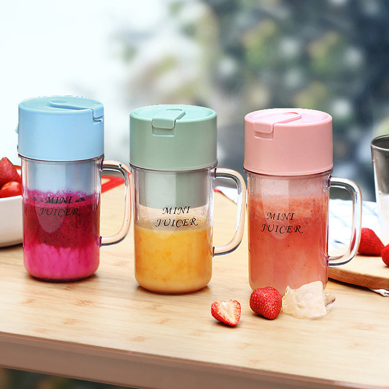 Arenzza small household juicing cup in clear glass with a lid, perfect for kitchen use and fresh juice preparation.