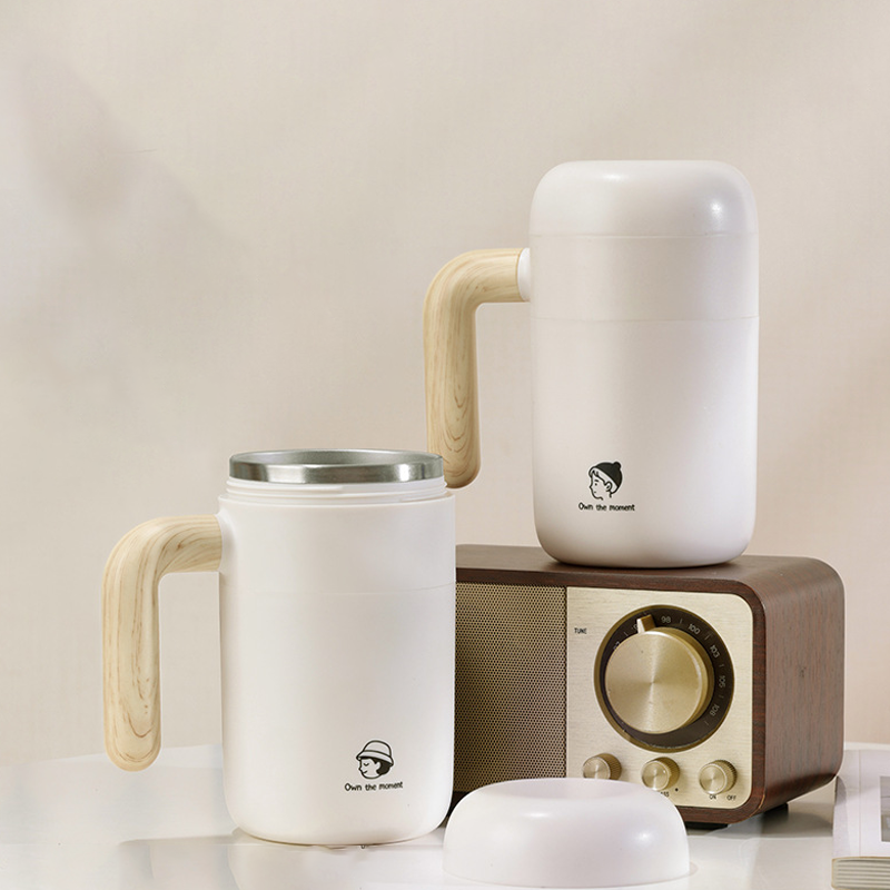 Arenzza rechargeable self-stirring mug with lid, houseware kitchen item, showing the mug with a spinning interior and secure lid.