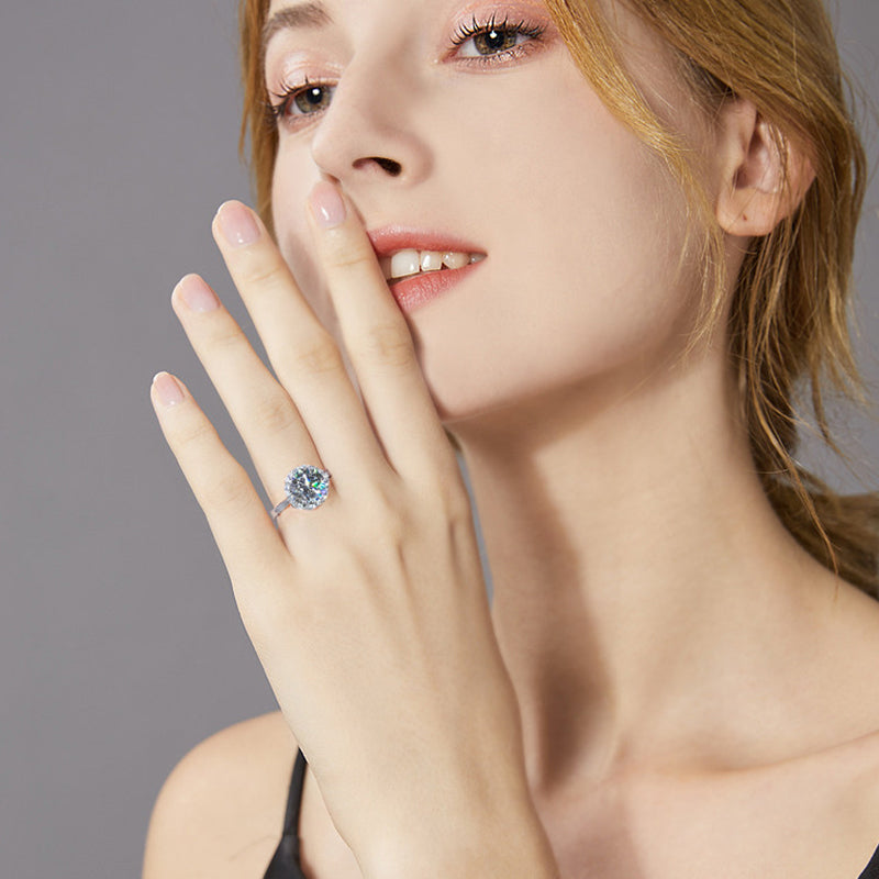 Arenzza moissanite solitaire ring with a sparkling center stone and elegant band, showcasing fine jewelry craftsmanship.